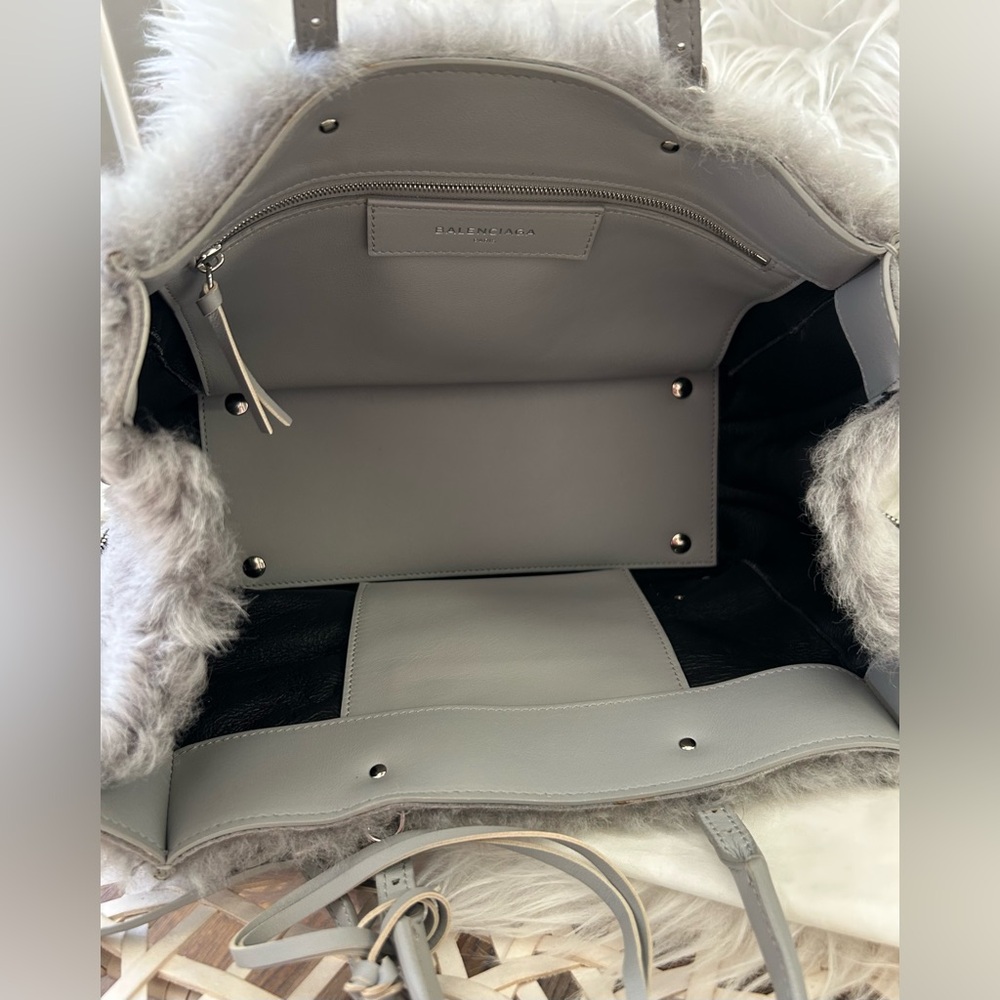 Balenciaga Papier in Mouton & Leather
With dust bag, original strap crossbody - Picture 5 of 16